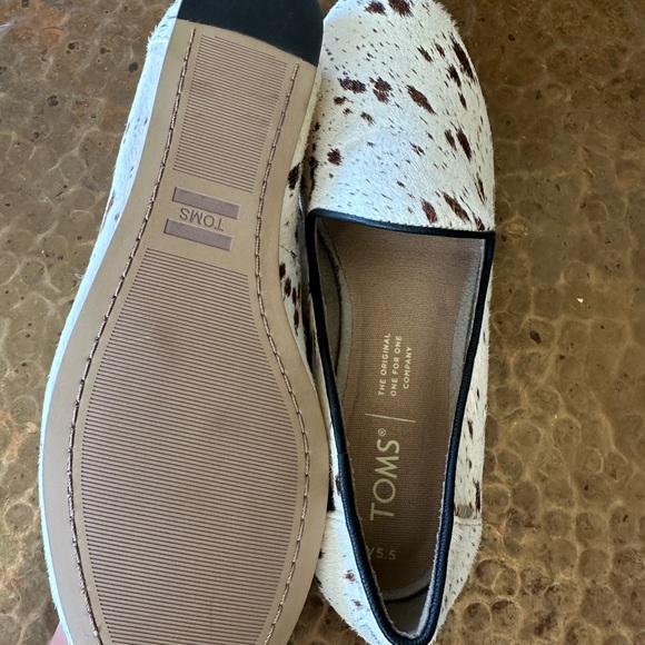 Toms Darcy Flats
Birch Spotted Cow print
Size 5.5
Brand new, never worn - Picture 4 of 5